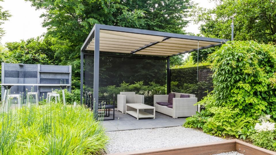 Moderne Gartenlounge mit gemütlichen Möbeln und üppigem Grün.