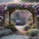 Verschlungene Clematis-Waldreben ranken an Zaun, Pergola und Hauswand im Garten