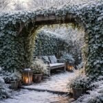 Winterharte Kletterpflanzen bedecken kahle Mauern, Zäune und Pergolen im Winterlicht.