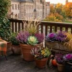 Herbstliche Balkontöpfe mit Heide, Gräsern und farbenfrohem Zierkohl dekoriert