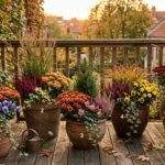 Herbstliche Kübel mit bunten Pflanzen schmücken Terrasse oder Balkon in der goldenen Jahreszeit