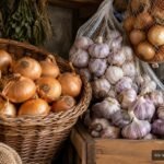 Zwiebeln und Knoblauch richtig lagern, damit sie trocken bleiben und nicht austreiben